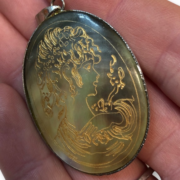 Large mother of Pearl cameo pendant - Picture 2 of 3